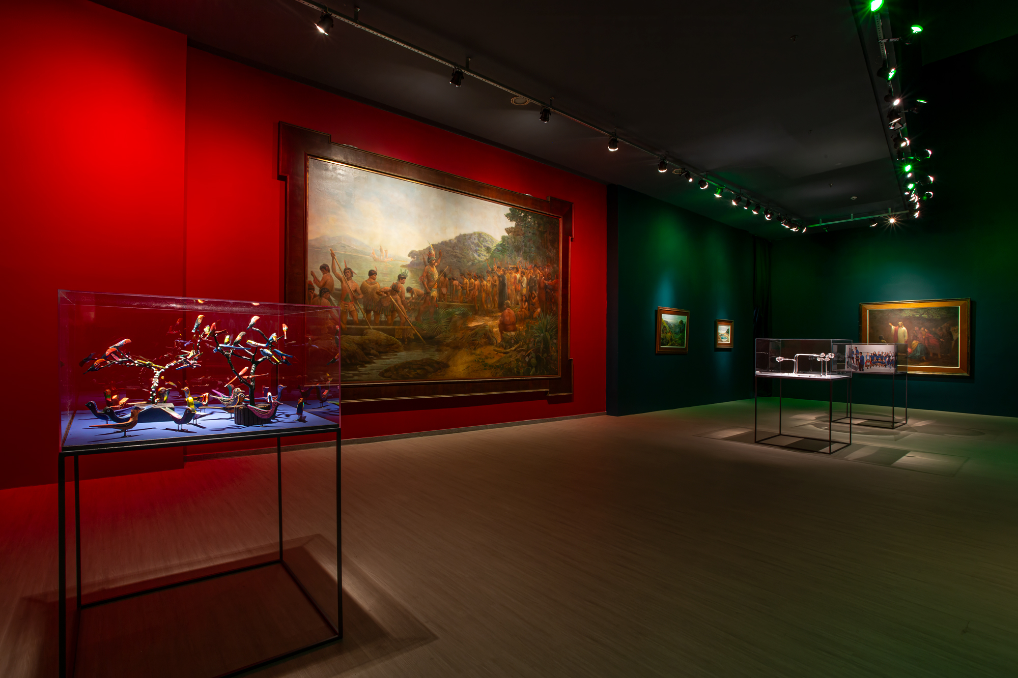 Sala com pinturas históricas e vitrine de arte contemporânea