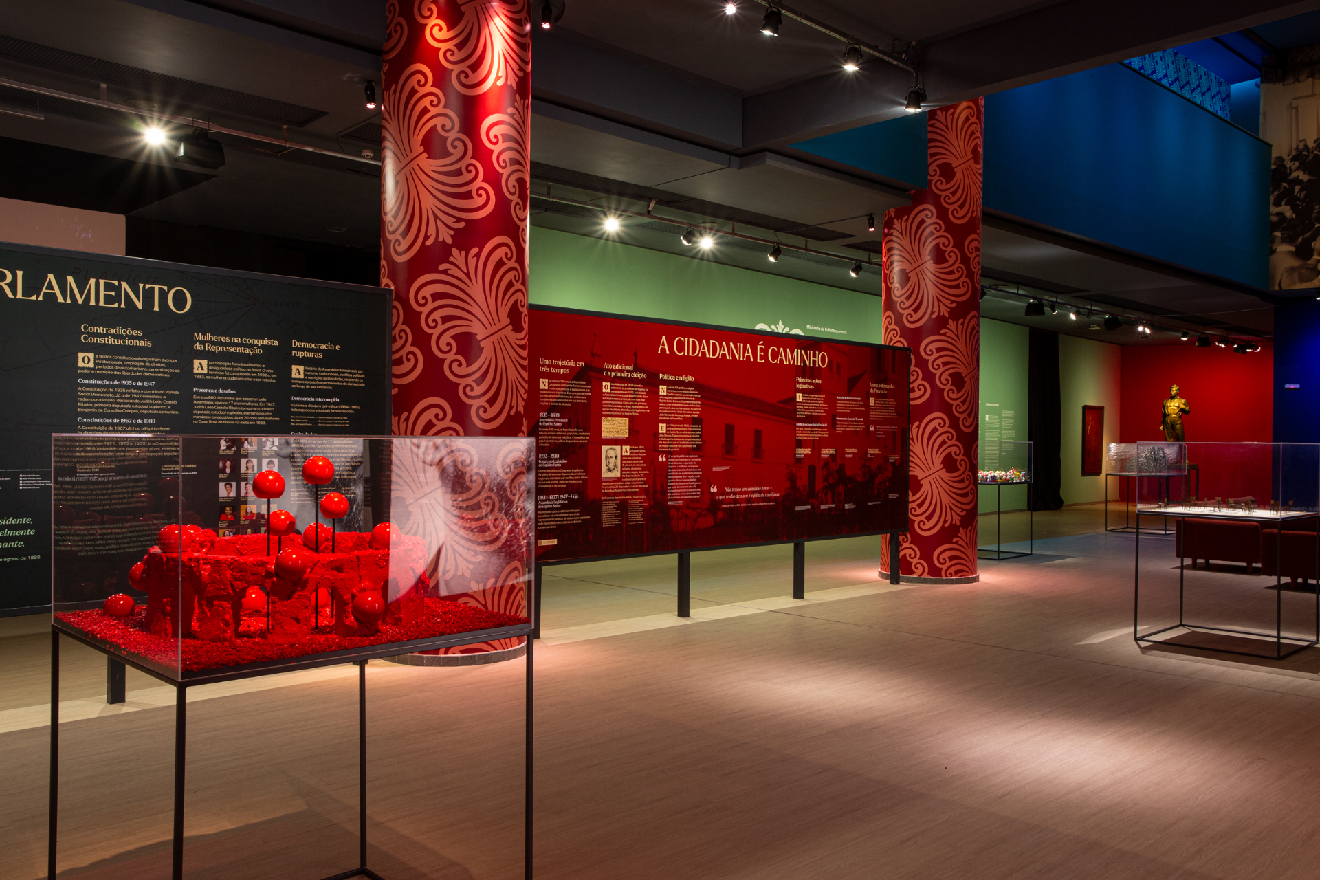 Painéis históricos e obra em vitrine