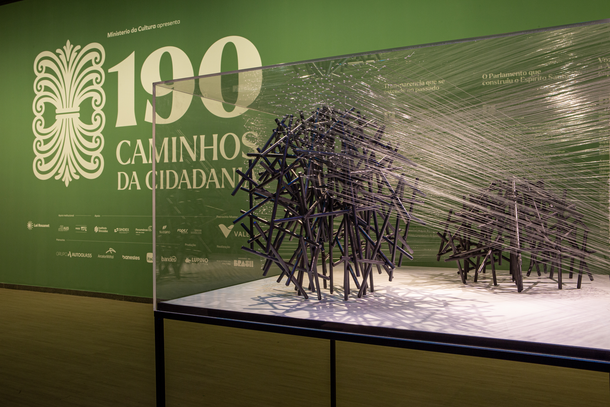 Instalação diante do painel de abertura da exposição